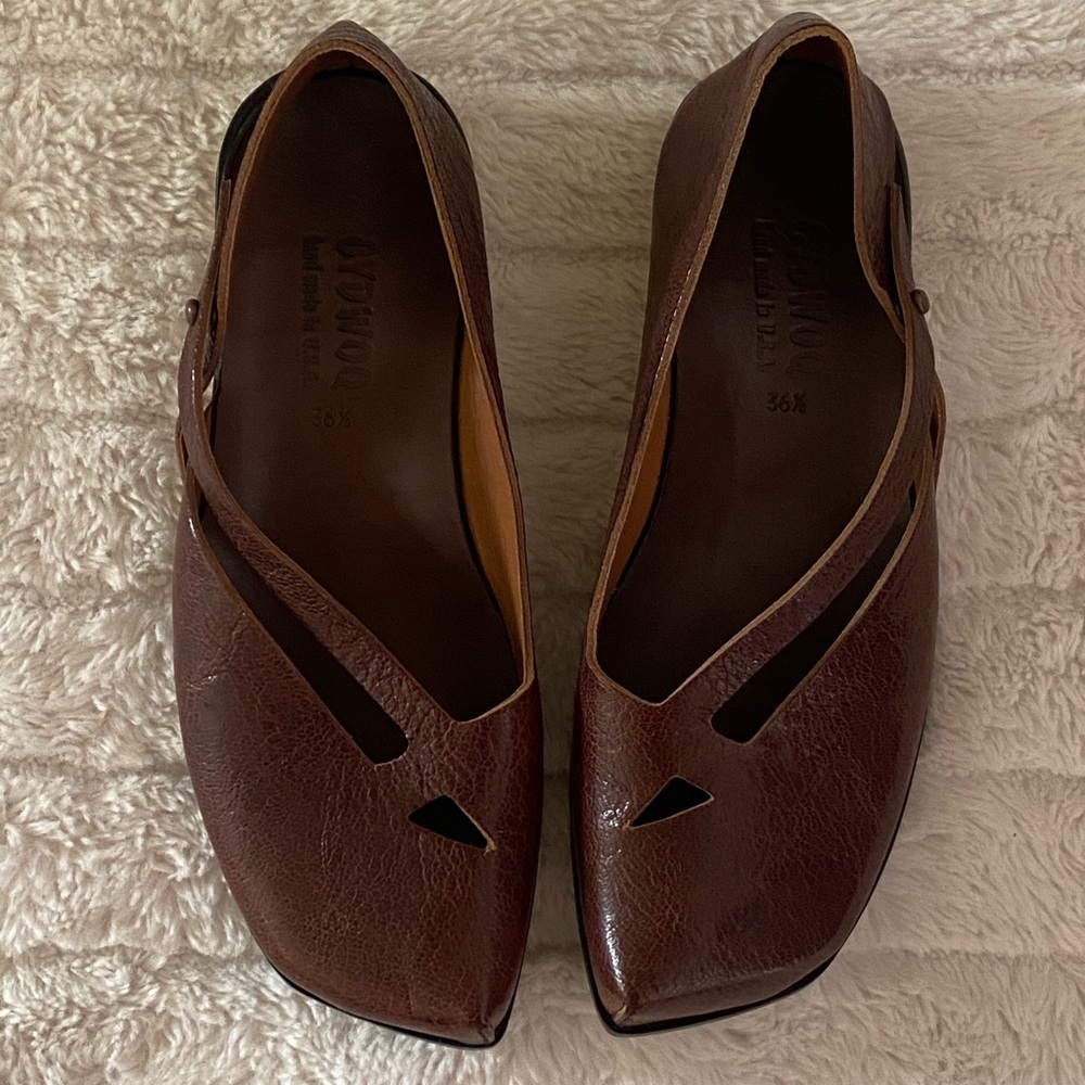 NWOT Cydwoq handmade leather flat shoes women 36.5. Brand new !
